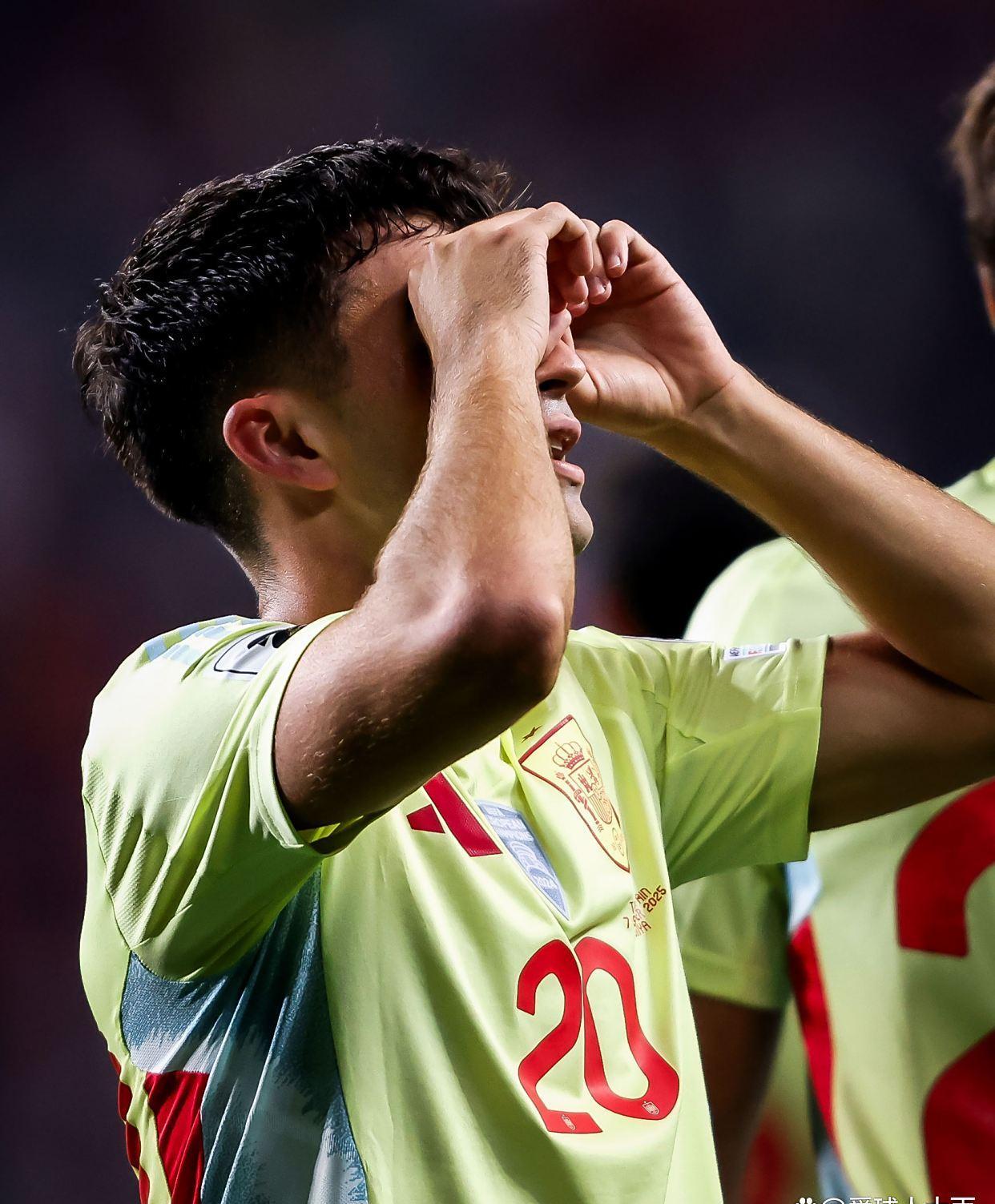 包含19岁荷兰中场引爆豪门争夺战，皇马、切尔西竞相出手！的词条