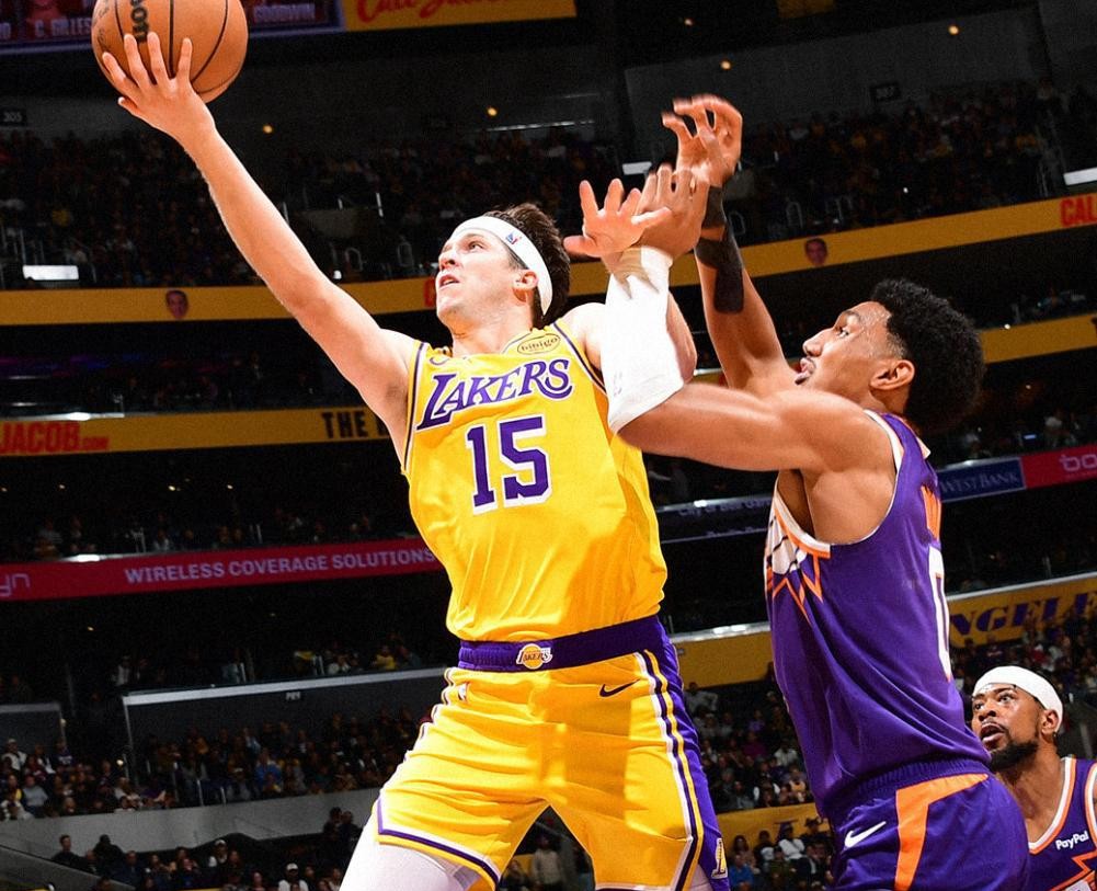 NBA-湖人惨败太阳詹姆斯突破防守传球