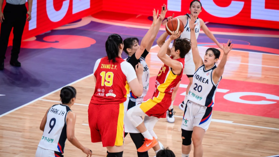 无解！张子宇10分钟砍12分“双塔”组合轮番制霸内线的简单介绍