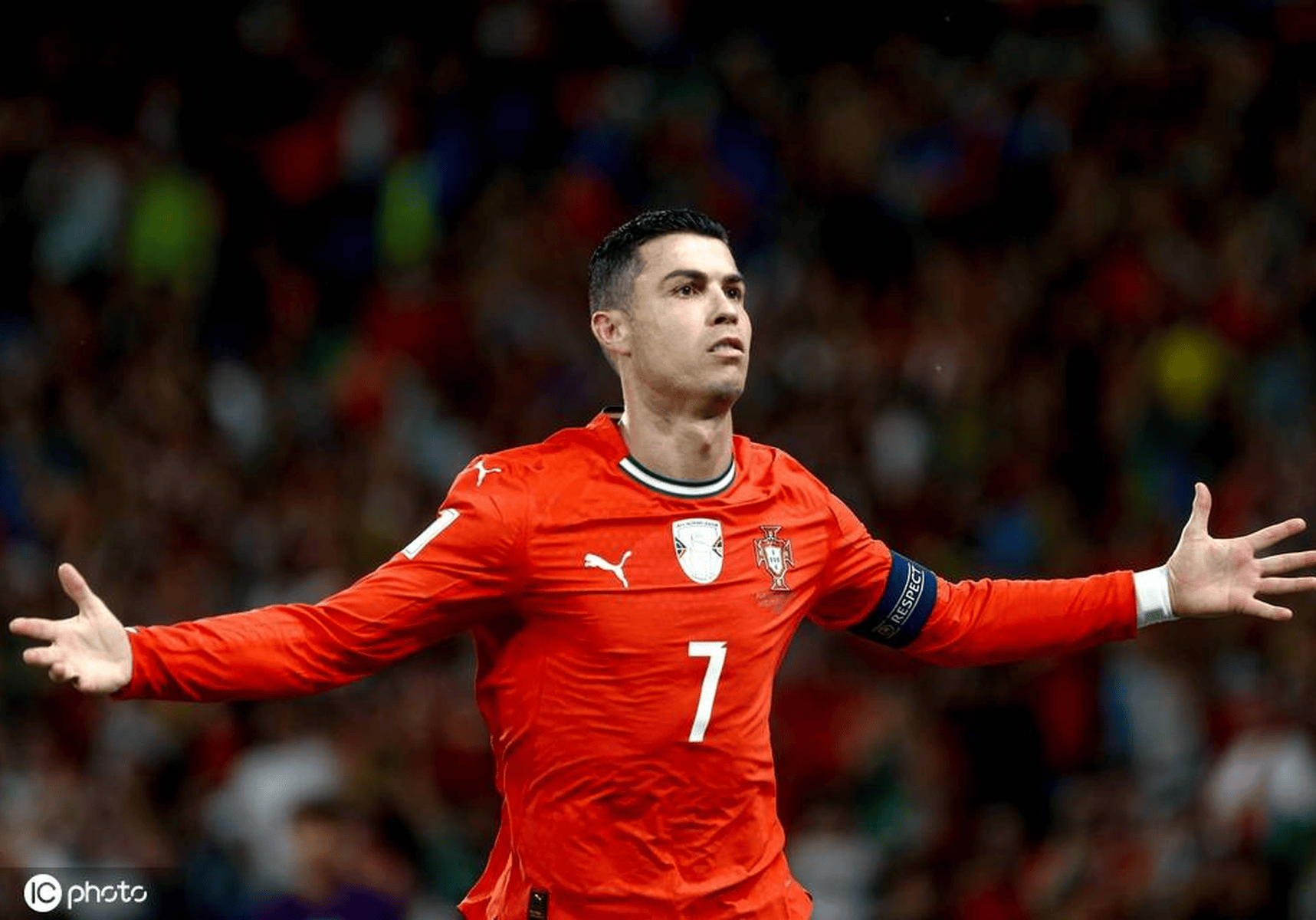 包含40岁40球！梅开二度制霸射手榜C罗发老爷爷笑哭表情自嘲的词条