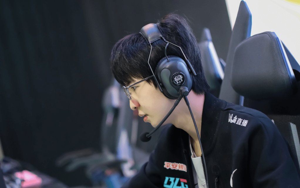 elk才是绑架打野的那个人，风格跟Uzi一模一样50亮522回复英雄联盟的简单介绍