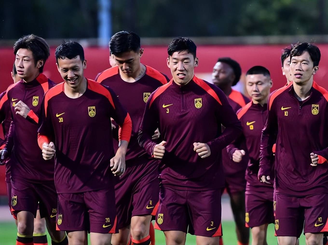 足球报:国足选帅是当务之急新帅无疑面临极大的考验的简单介绍