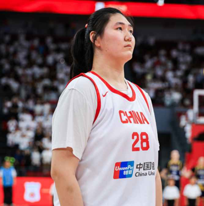 中国女篮狂胜韩国获季军张子宇内线进攻