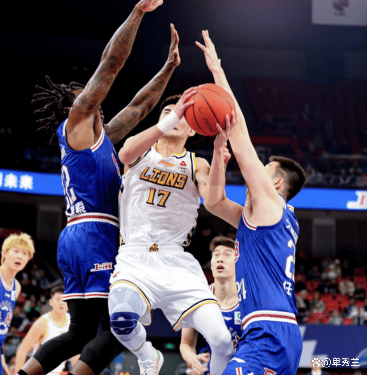 包含曝王哲林三年顶薪续约上海上赛季场均14.8分8篮板的词条