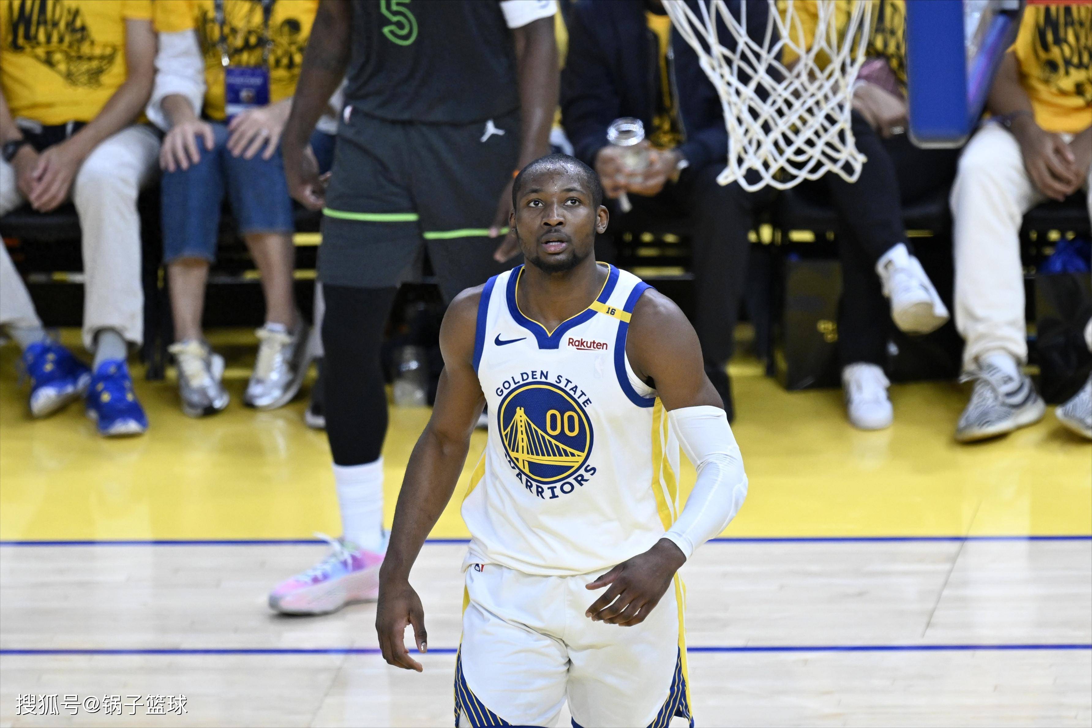 关于小佩顿和霍福德都在等库明加做出决定的信息