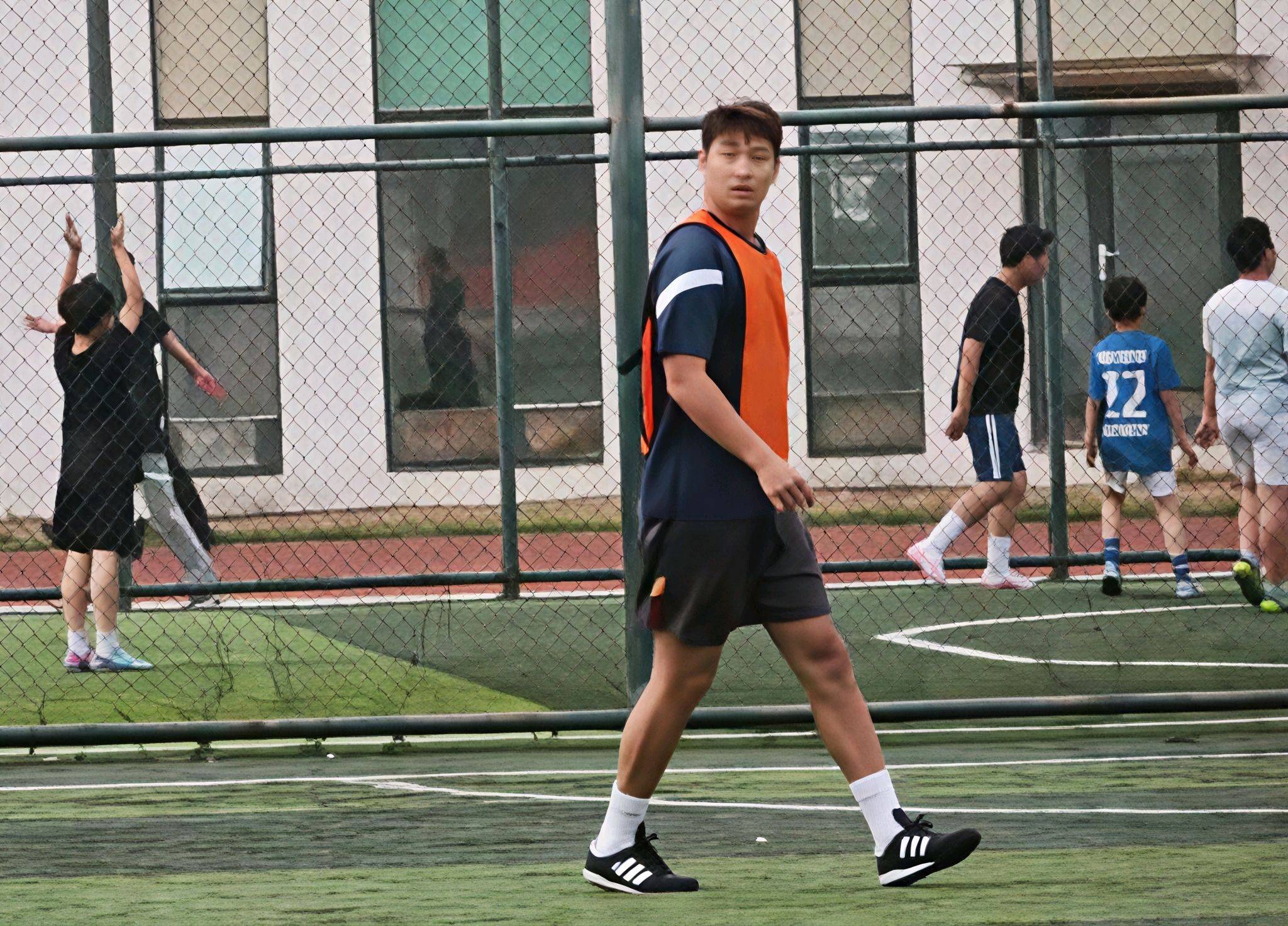 泰国联赛踢不了，回到国内踢野球！国足未来中锋，26岁就要退役？的简单介绍