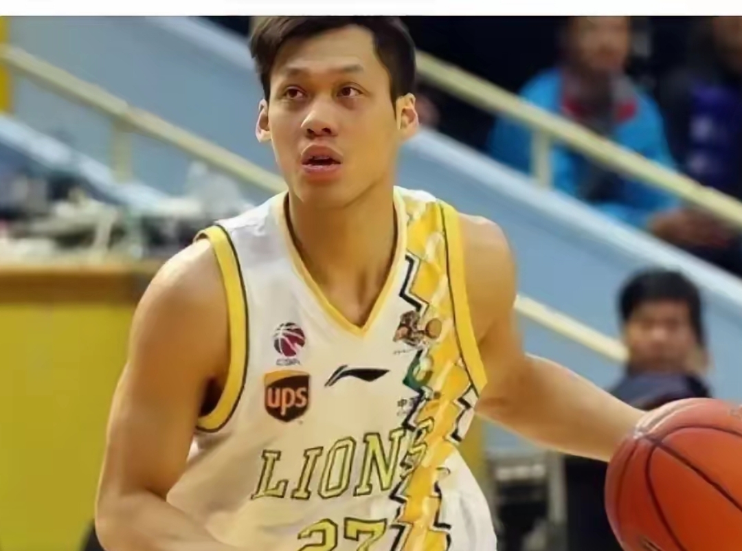 组图：CBA新赛季开打浙江广厦主帅展示总冠军戒指的简单介绍