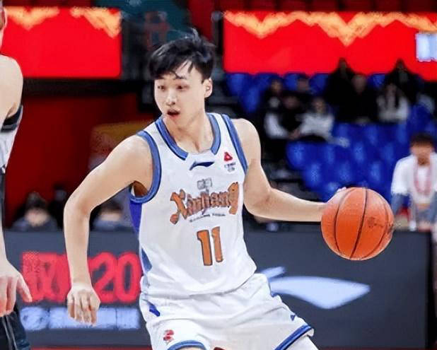 郭艾伦伤停！新疆大胜广州结束4连败阿不都18+10+7齐麟15分的简单介绍