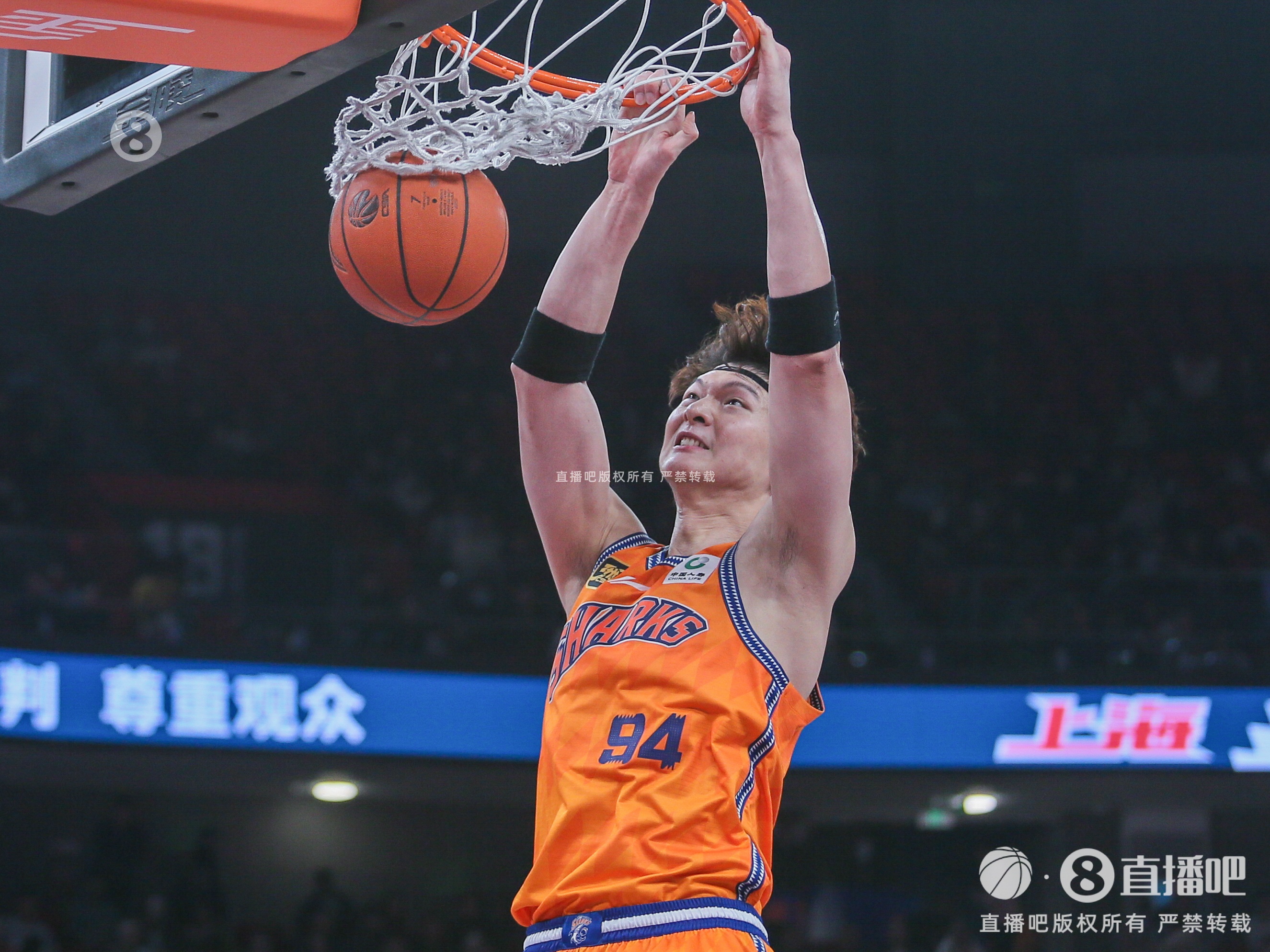 包含曝王哲林三年顶薪续约上海上赛季场均14.8分8篮板的词条