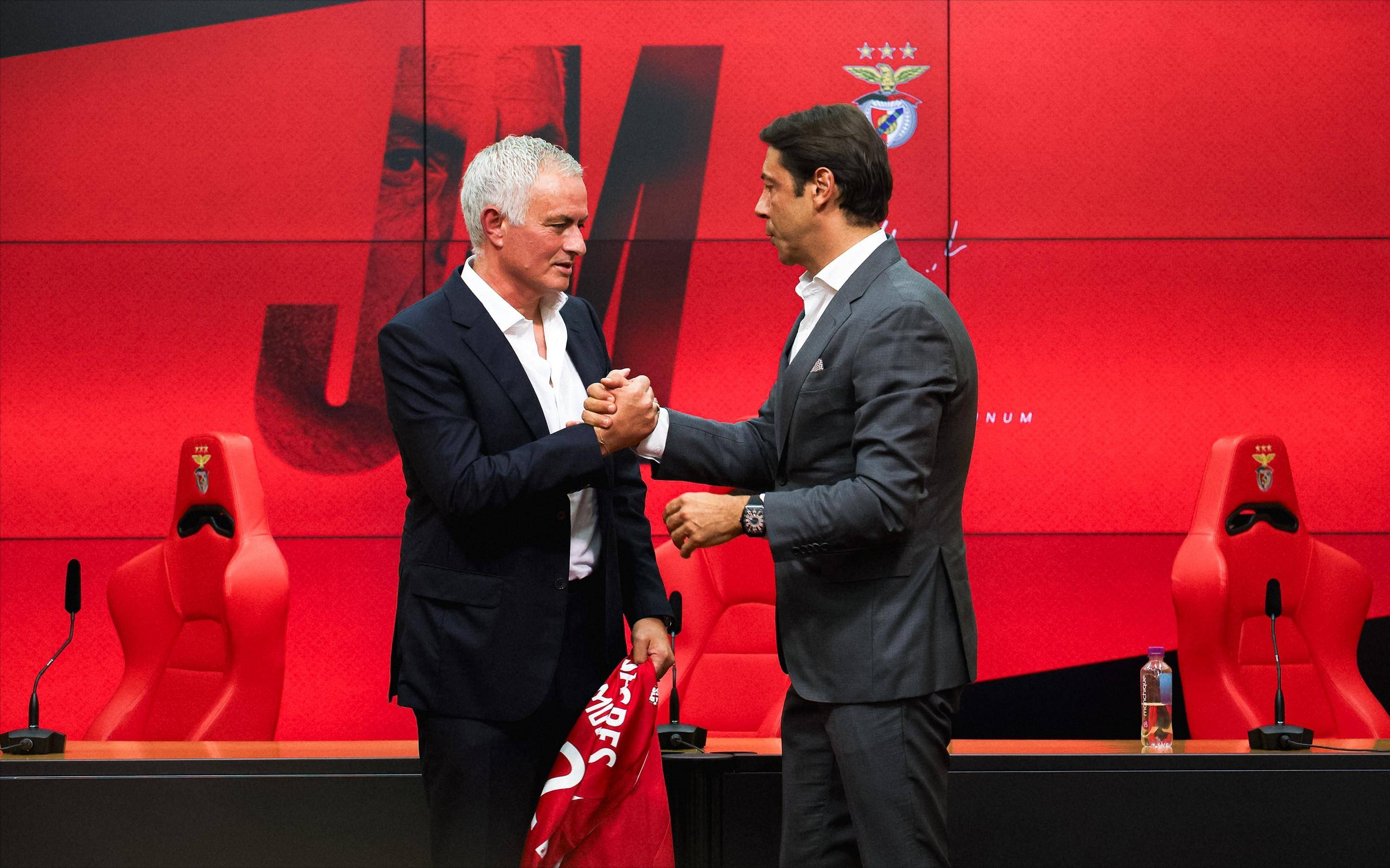 土媒集体传递穆里尼奥的不满，欧冠报名剩10天，的简单介绍