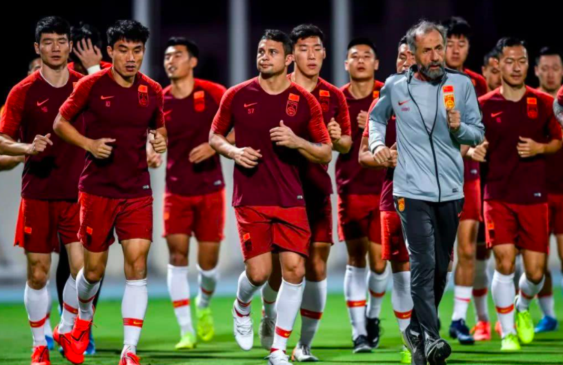 包含国足在下行区滑动三观察点充满矛盾的词条