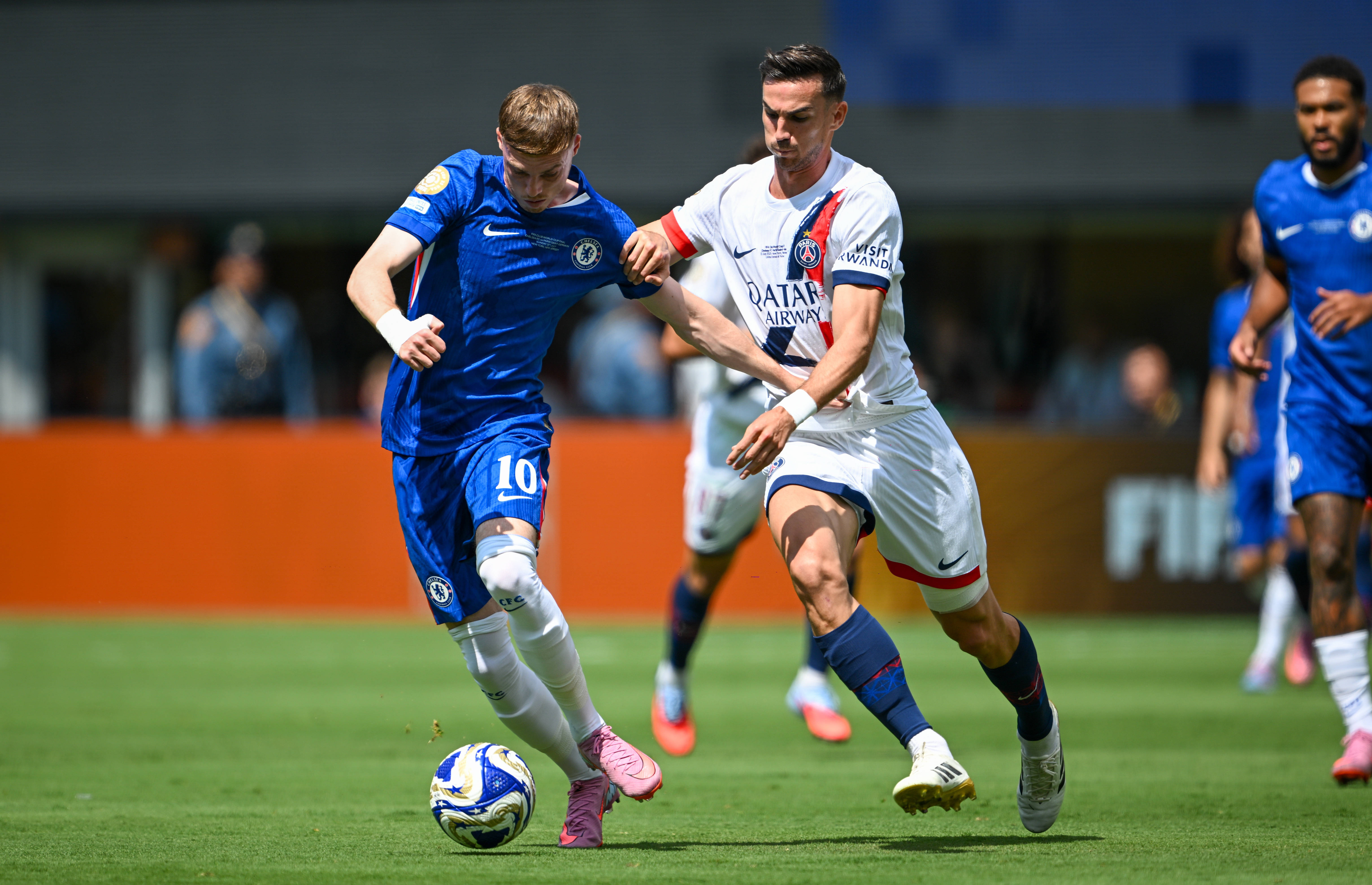 包含世俱杯-帕尔默2射1传佩德罗破门切尔西3-0巴黎夺冠军的词条