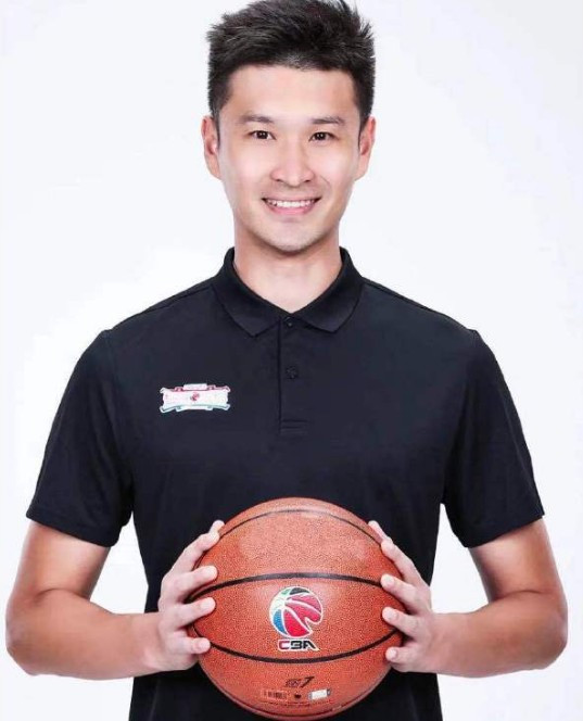 霍楠：中国篮球缺后卫，但我们的教练在身高门槛上设立太高的简单介绍