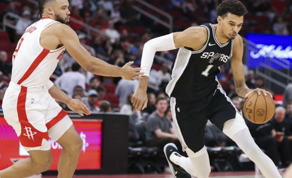 包含火箭大比分战胜篮网豪取4连胜，距离第三名掘金还差1个胜场的词条