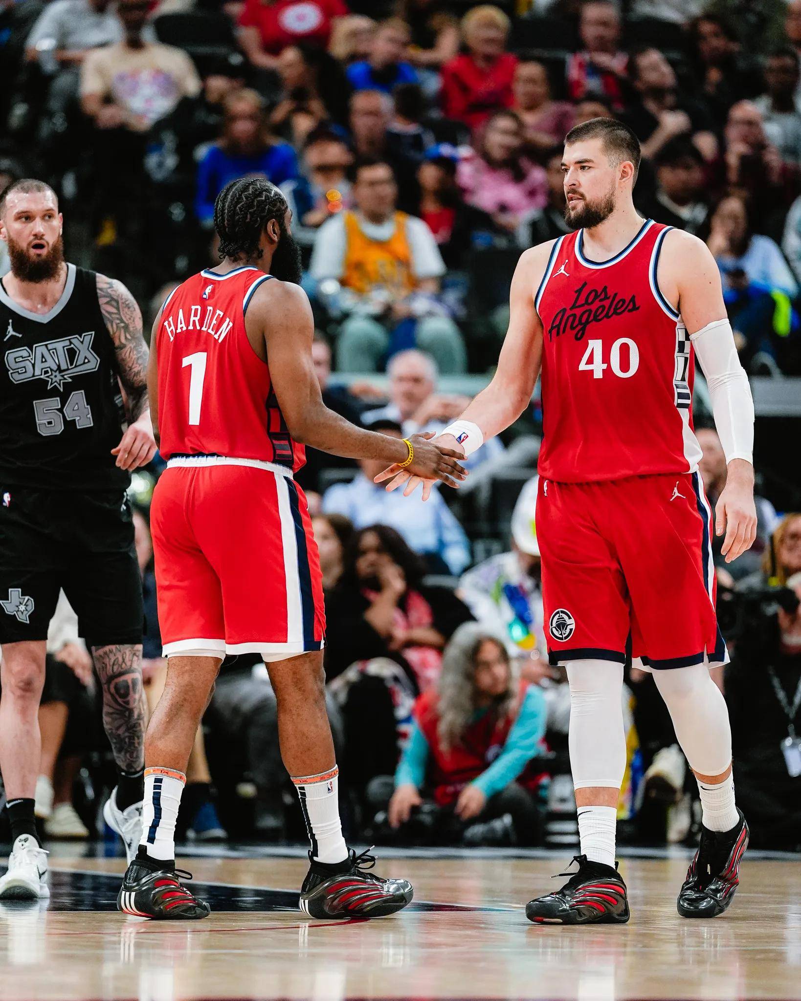 关于快船131-90轻取国王球员评价：5人满分，4人及格的信息