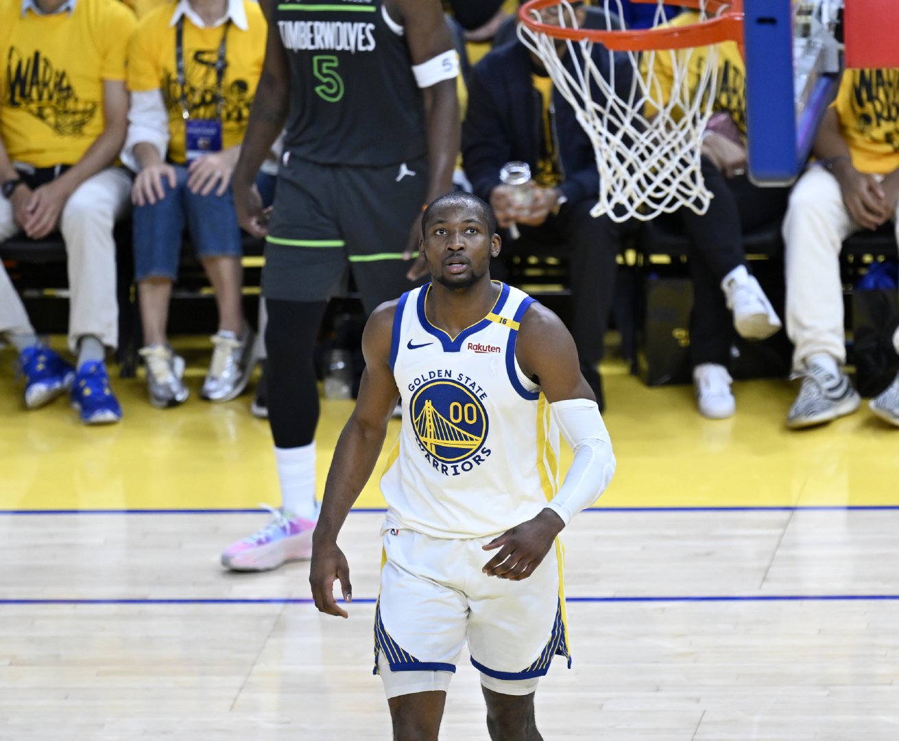 若勇士撤回资质报价将有全额中产但库明加成自由球员的简单介绍