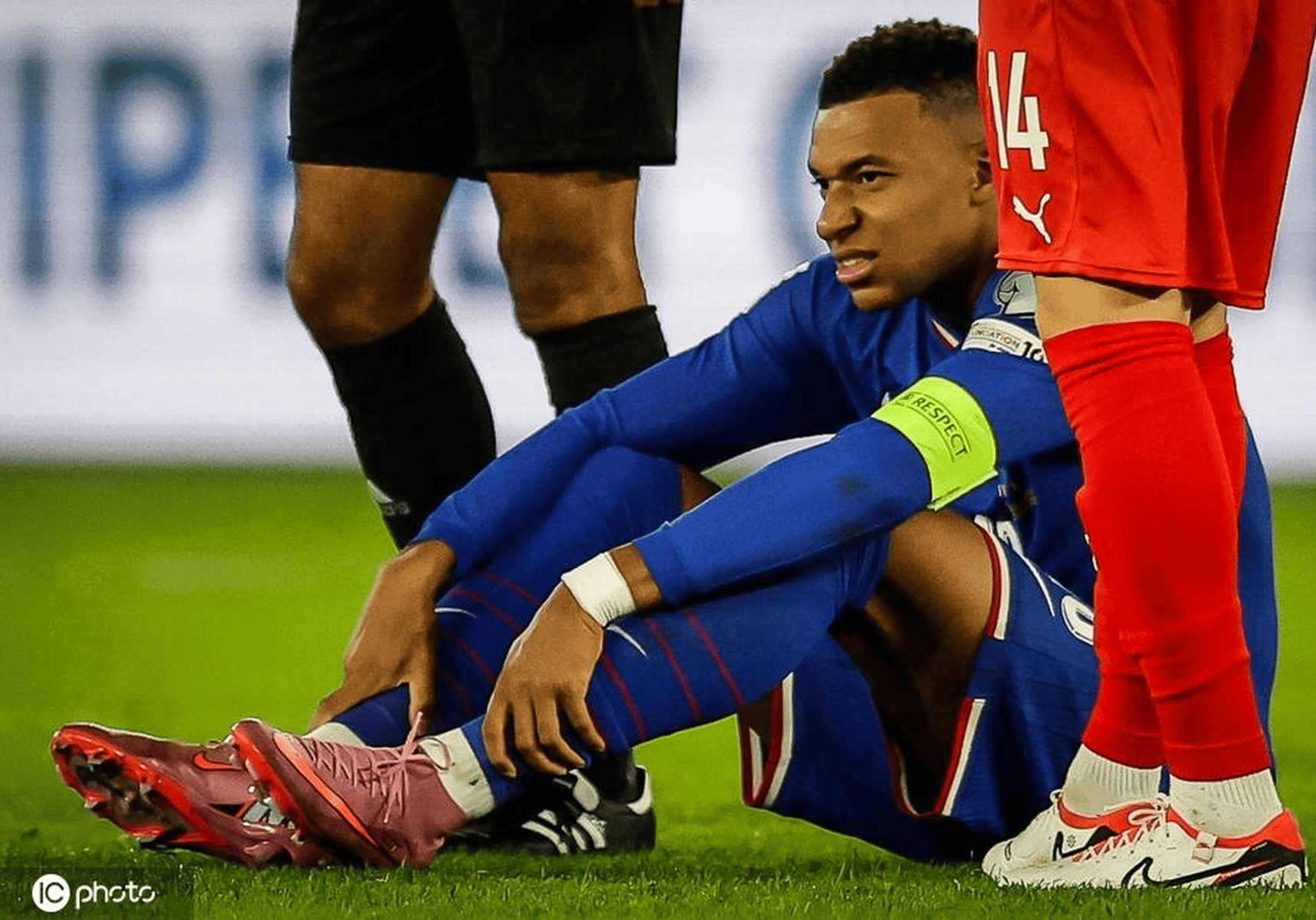 伤缺3周！曝姆巴佩隐瞒伤情连续出战只为追平C罗纪录，球迷怒斥：私心太重的简单介绍