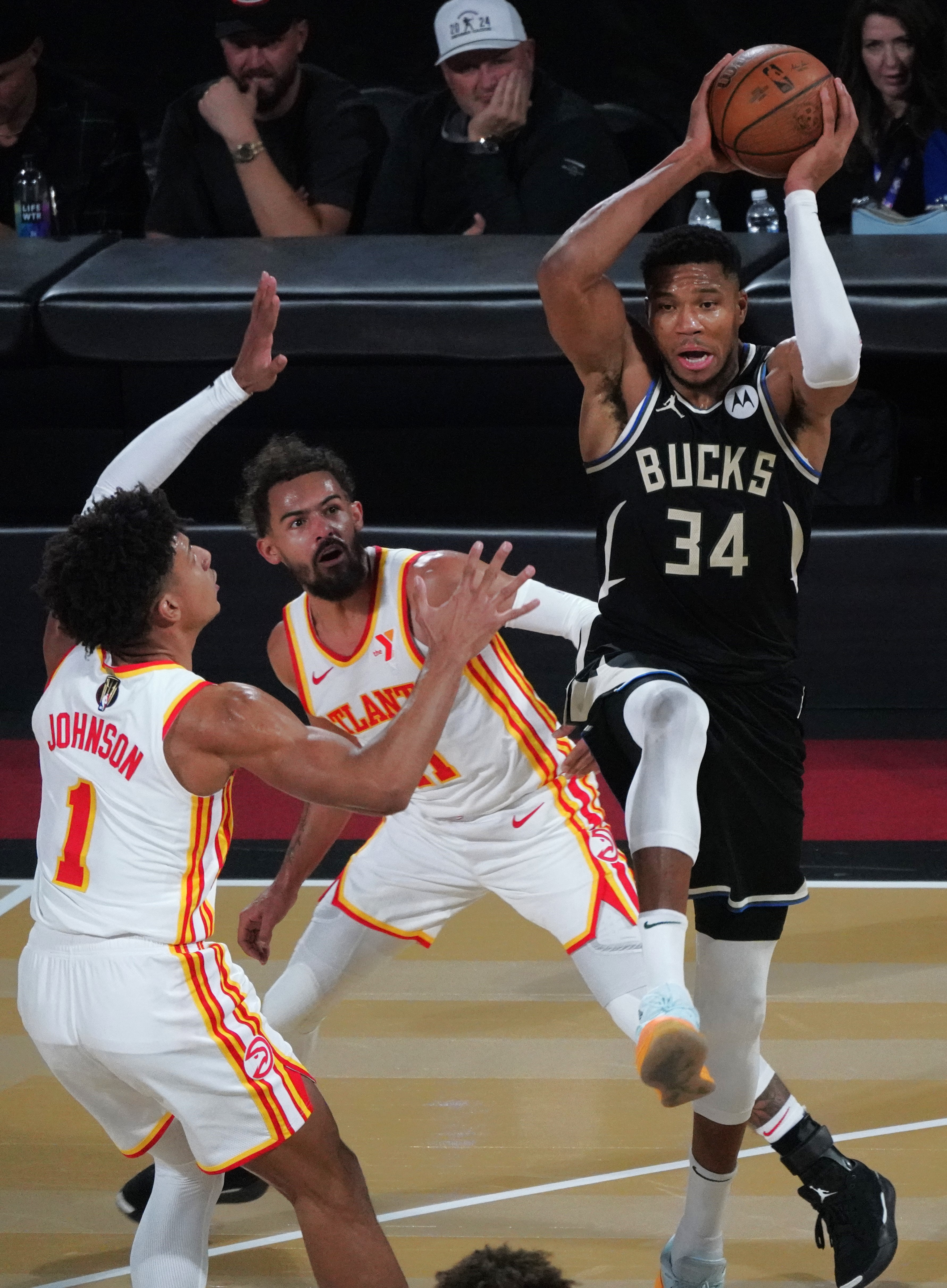 关于字母哥空砍33+15麦科勒姆绝杀奇才胜雄鹿的信息