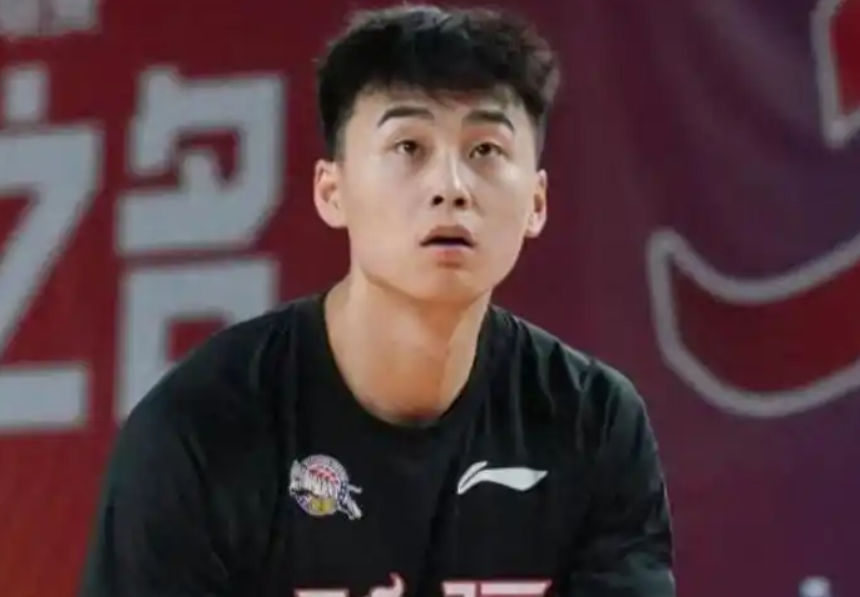 刘炜：这场比赛非常不容易，大家要多沟通、多鼓励的简单介绍