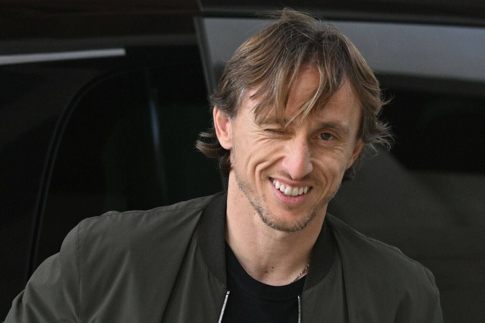 包含魔笛来了！AC米兰免签39岁莫德里奇，双方签约至2026年的词条  第2张