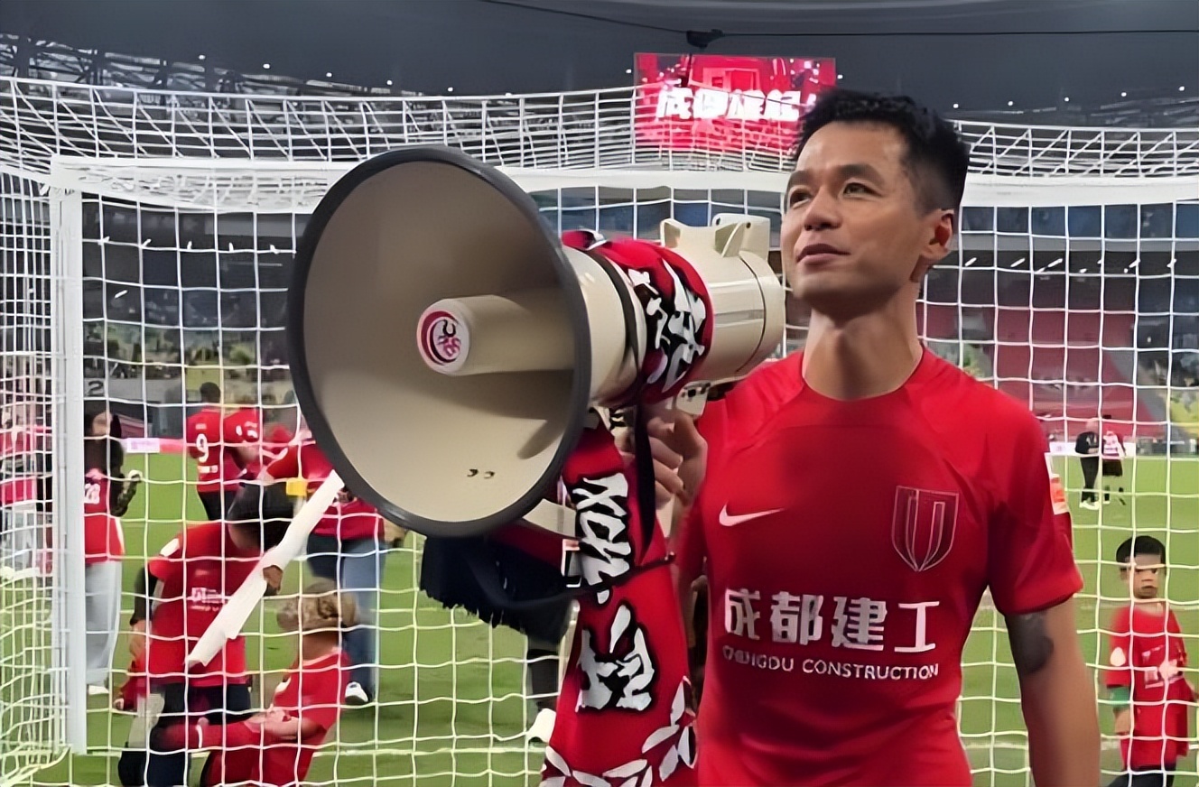 包含成都蓉城2026年首笔外援签约将官宣，已现身成都准备冬训的词条