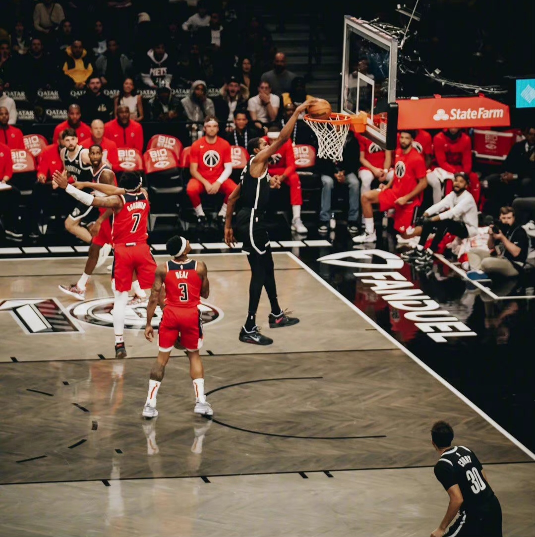 迪克全场出战15分钟，5中2、三分2中1得到7分6篮板的简单介绍