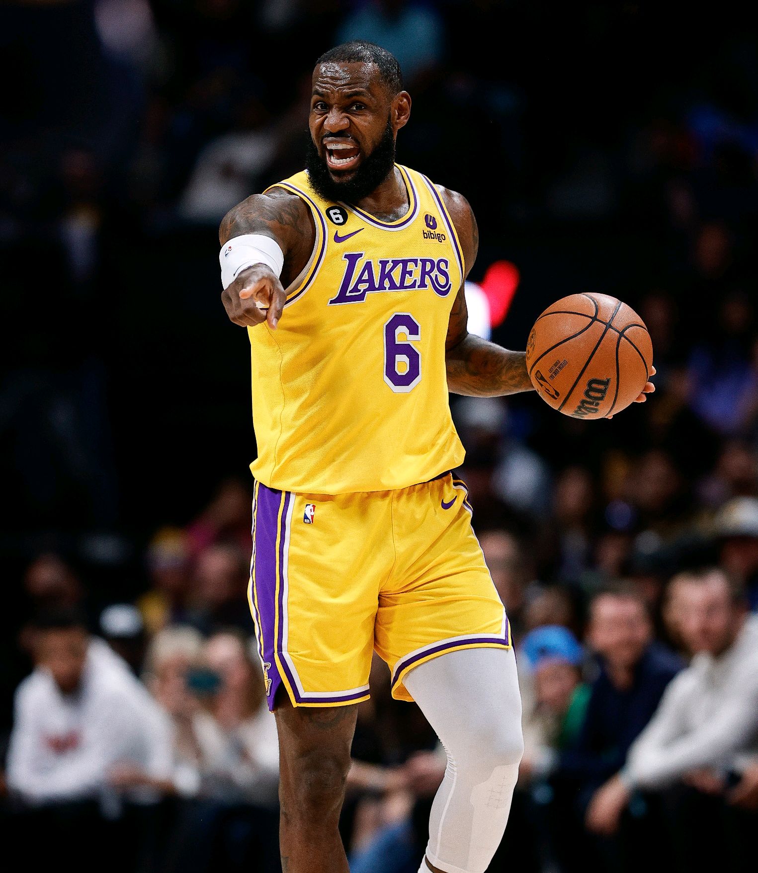 迪克全场出战15分钟，5中2、三分2中1得到7分6篮板的简单介绍  第2张