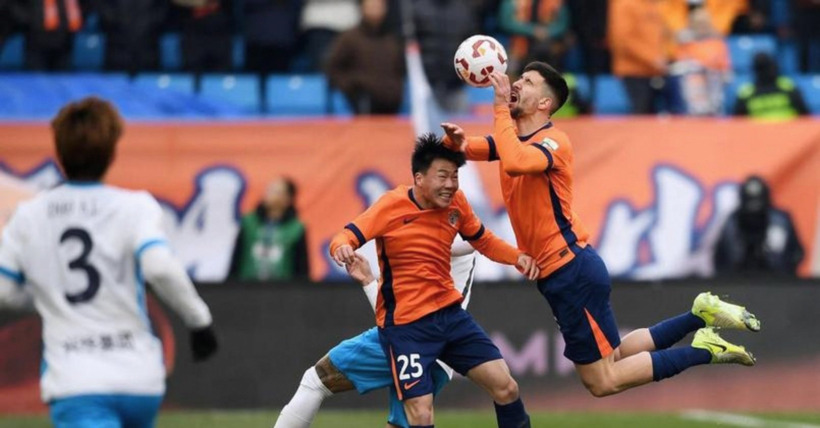 关于武汉三镇消息：股改已完成，7人离开了球队，莫拉已带队冬训的信息  第2张