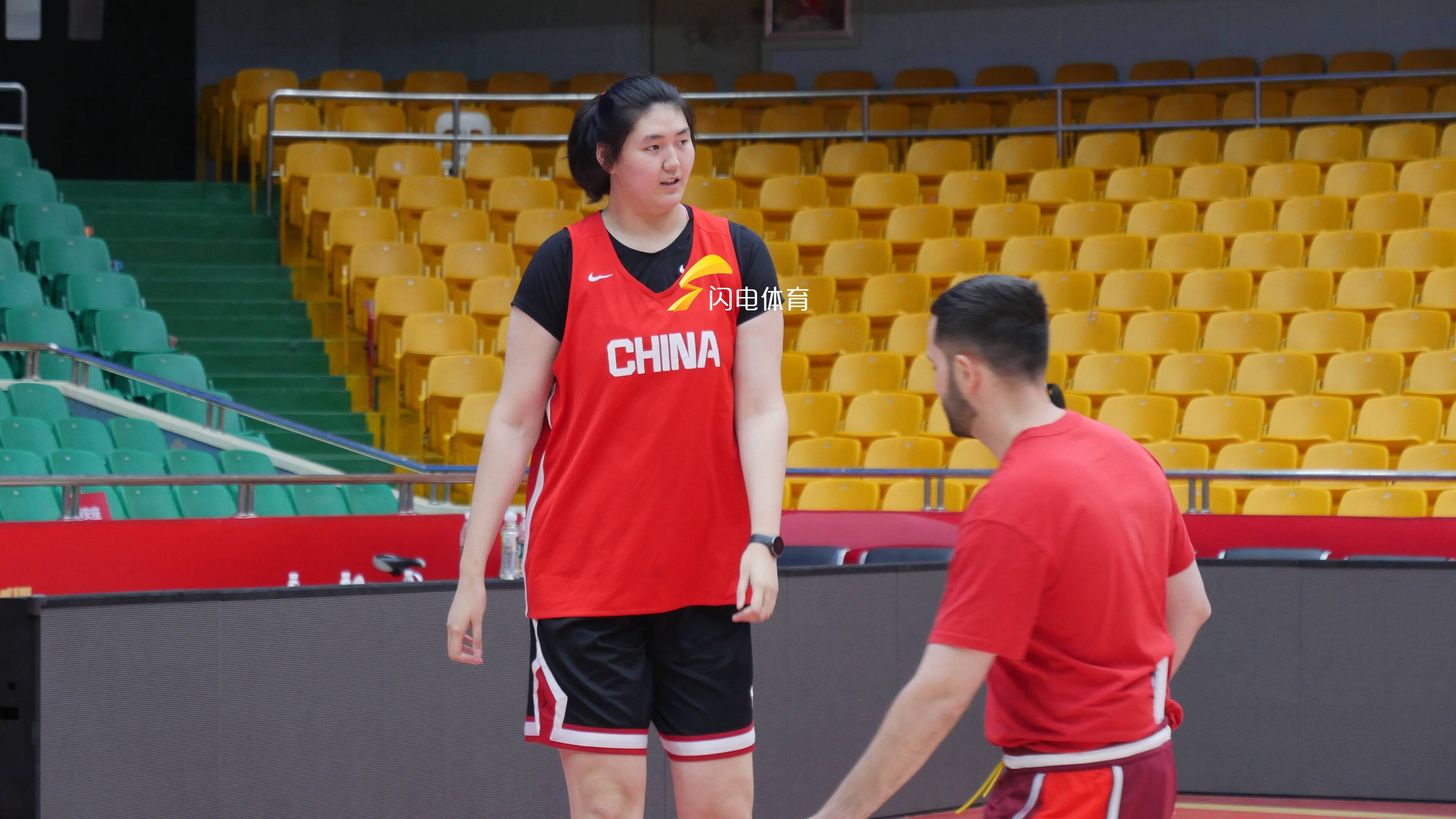 小巨人张子宇迎来WCBA首秀替补出场15分6板助山东取胜的简单介绍  第2张